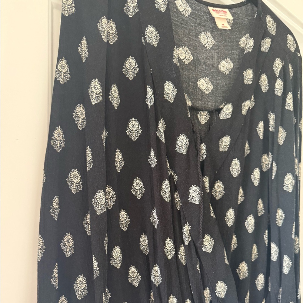 Women’s size medium long sleeve blouse. Mossimo